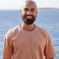 ich werde sehr gerne die Kunden dabei helfen , spielt keine Rolle ,was die brauchen | Virtueller Assistent