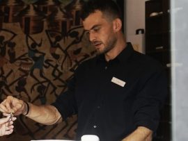 Von zuhause aus, vorzugsweise Telefon Tätigkeiten oder am PC, bin hier Wirklich für vieles offen 